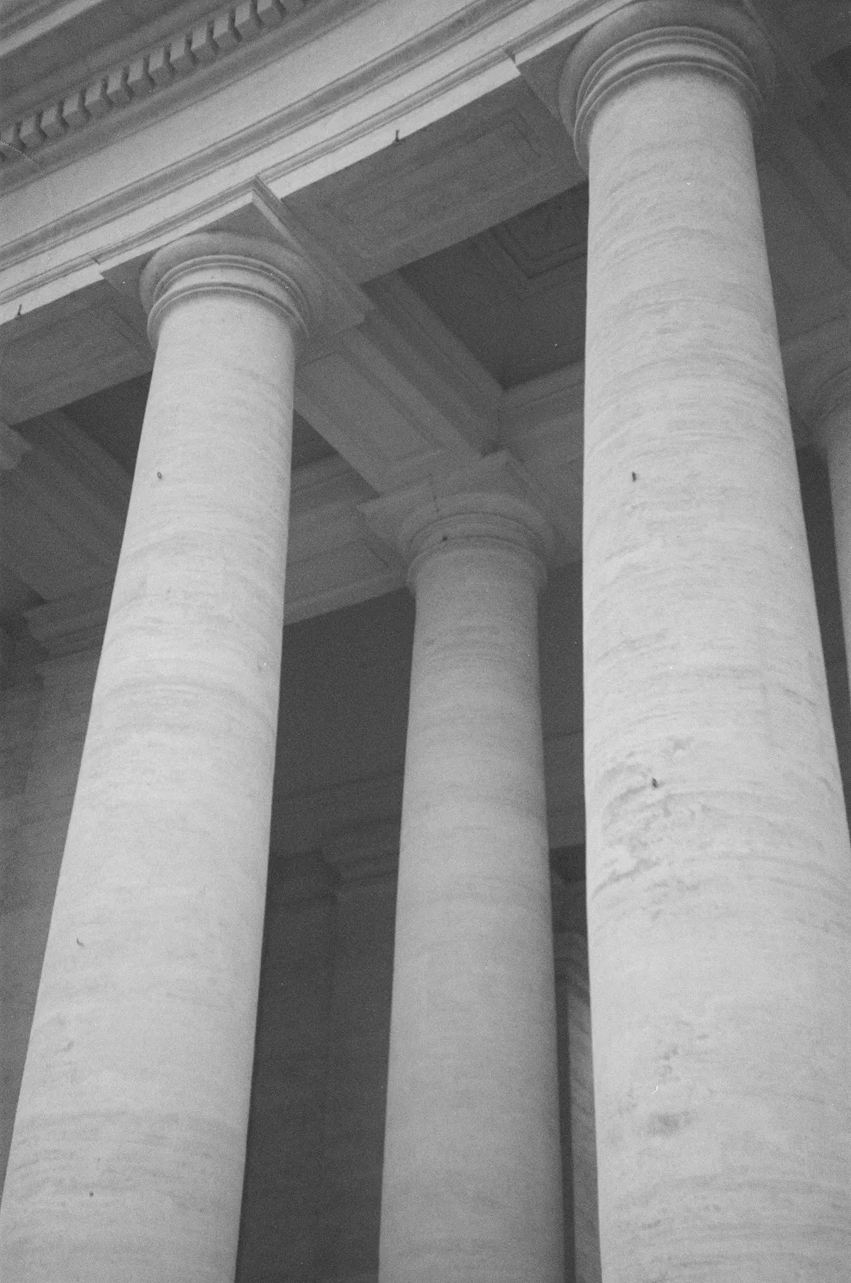 Trois piliers en noir et blanc