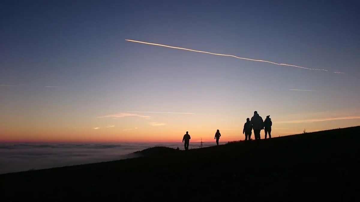 Silhouettes marchant ensemble